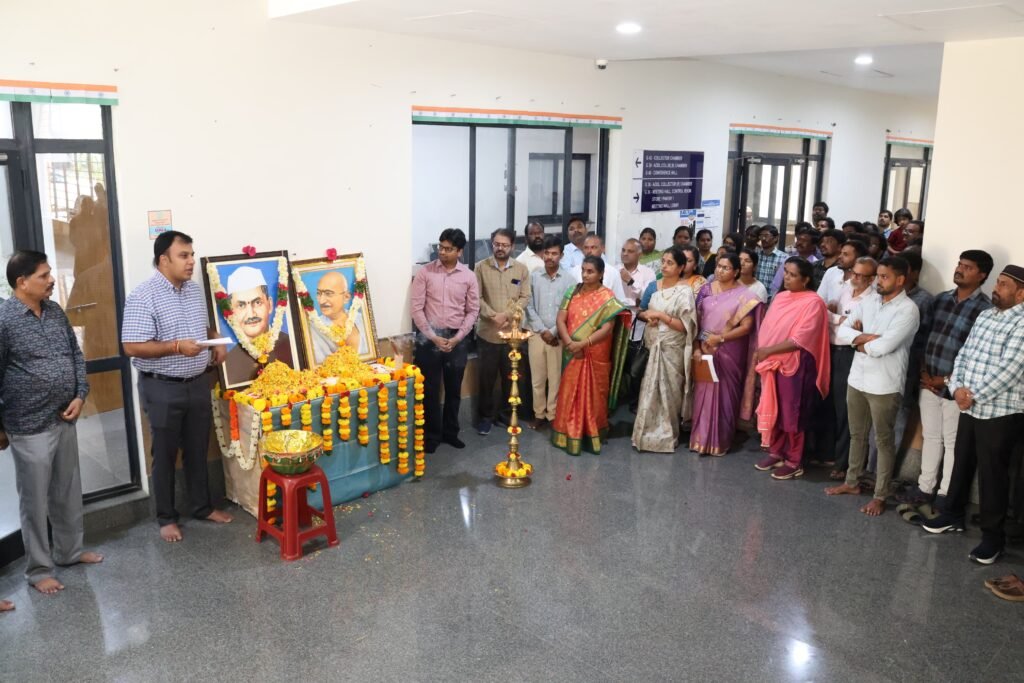 గాంధీజీ, లాల్ బహదూర్ శాస్త్రి ఆశయాలను కార్యాచరణలో ఆచరించాలి – జిల్లా కలెక్టర్ సందీప్ కుమార్ ఝా