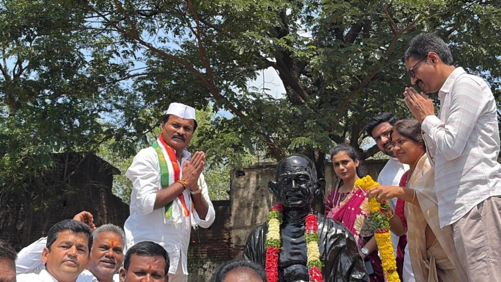 జాతిపితకు నివాళులర్పించిన ఎమ్మెల్యే కుంభం