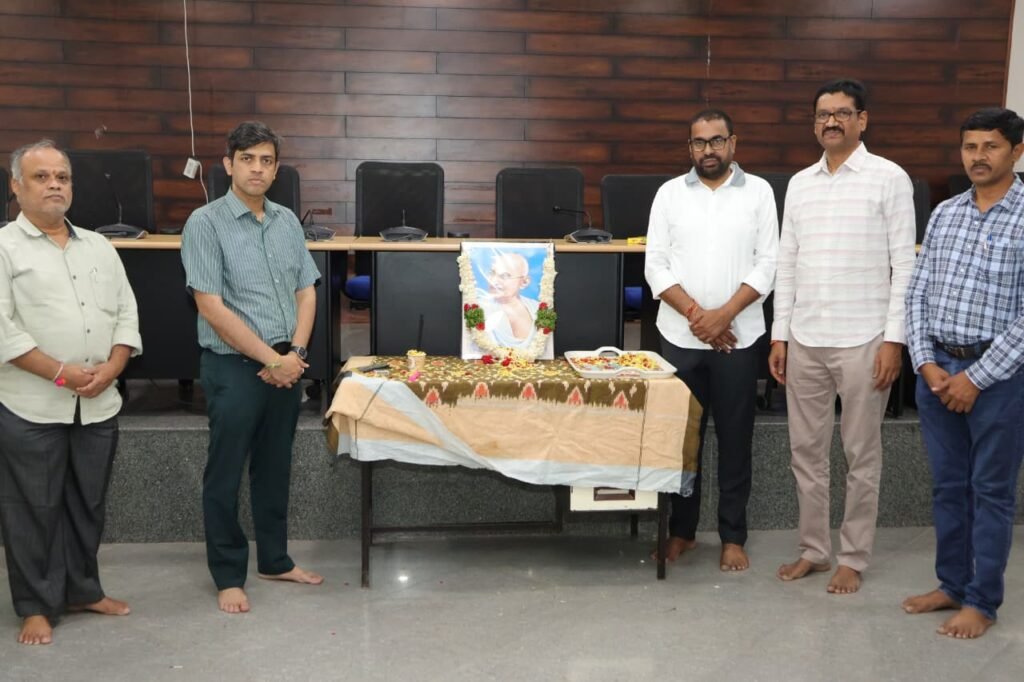 గాంధీ ఆశయాలను ప్రతి ఒక్కరూ ఆచరించాలి