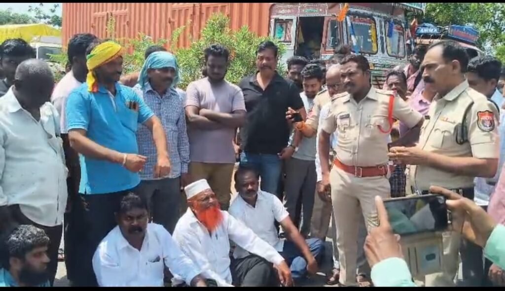 ఆర్టీసీ బస్సులు ఆపడం లేదంటూ నడి రోడ్డు మీద గ్రామస్థుల రాస్తారోకో