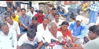 రోడ్డు కోసం రోడ్డుపై పంగిడిపల్లి గ్రామస్తులు ఆందోళన