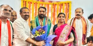 చేర్యాల మార్కెట్ కమిటీ చైర్మన్కు జనగామ మున్సిపల్ ఛైర్పర్సన్ దంపతుల శుభాకాంక్షలు