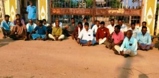 గాగిల్లాపూర్ సబ్ స్టేషన్ ముందు రైతుల ధర్నా
