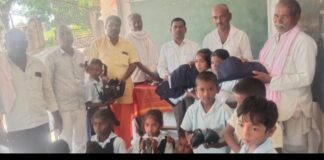 షూస్, బ్యాగులు, బెల్టులు పంపిణీ చేసిన సర్పంచ్ నాగనాథ్.