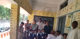 బస్వాపూర్ పాఠశాల విద్యార్థిని విద్యార్థులకు సాక్షులు బూట్లు టై బెల్టుల పంపిణీ