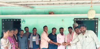 అనారోగ్యంతో మృతి చెందిన కుటుంబానికి వార్డు సభ్యుల ఆర్థిక సహాయం