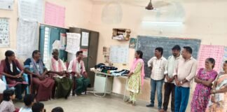 విద్యార్థులకు యూనిఫామ్ల పంపిణీ