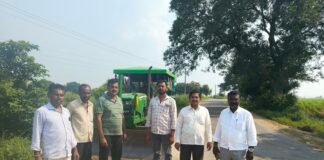 రోడ్డుకు ఇరువైపులా చెత్త తొలగింపు