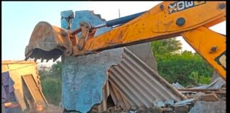 జవహర్నగర్లో ప్రభుత్వ భూములపై అక్రమ నిర్మాణాల కూల్చివేత
