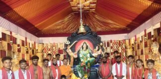 గాయత్రీ దేవి రూపంలో దర్శనమిచ్చిన దుర్గామాత