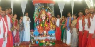 దుర్గమాత మండపం వద్ద పూజలు చేసిన మాజీ జడ్ పి టి సి గిరి కొండల్ రెడ్డి… సర్పంచ్ దంపతులు