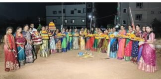 లక్ష్మీనగర్ కాలనీలో ఘనంగా బతుకమ్మ వేడుకలు