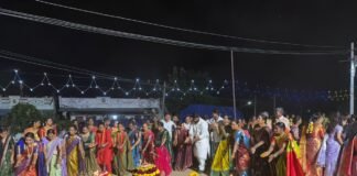 ప్రభుత్వ డిగ్రీ కళాశాల మైదానంలో సద్దుల బతుకమ్మ పండుగ అక్క చెల్లెళ్ళతో బతుకమ్మ ఆడిపాడిన