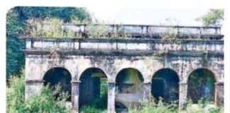 కాలగర్భంలో కలిసిపోతున్న పురాతన బంగ్లా
