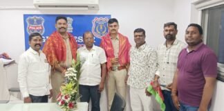 నూతన సీఐ పి. కిరణ్, ఎస్ఐ శేఖర్ను మర్యాదపూర్వకంగా కలిసిన ప్రముఖులు