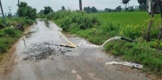 ఆర్అండ్బీ రోడ్డుపై నిరంతరం నీరు..