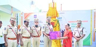 ప్రాణం ఇచ్చిన వీరులకు.. ఘనంగా నివాళులు.