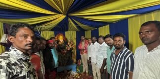 గుగ్గిళ్ల దుర్గామాతను దర్శించుకున్న బెజ్జంకి ఎస్సై తోట తిరుపతి