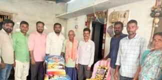 బాధిత కుటుంబానికి సర్పంచి హరిచంద్ చేయూత