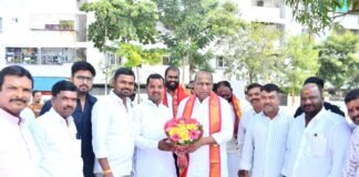 మాజీ మంత్రి, ఎమ్మెల్యే చామకూర మల్లారెడ్డిని కలిసిన పోచారం డివిజన్ నాయకులు