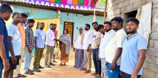 బాధిత కుటుంబానికి ఆర్థిక సాయం అందజేసిన సర్పంచ్ లక్కాకుల వనిత సృజన్ కుమార్