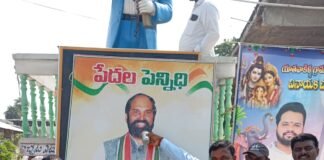 యాతవాకిళ్ళ గ్రామంలో మంత్రి ఉత్తమ్ కుమార్ రెడ్డి చిత్రపటానికి పాలాభిషేకం