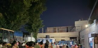 పారిశుధ్య కార్మికులతోఉదయం 5 గంటల సమయంలో సమావేశమైన మున్సిపల్ చైర్మన్