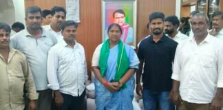 మంత్రి సితక్కను కలిసిన కాంగ్రెస్ నాయకులు