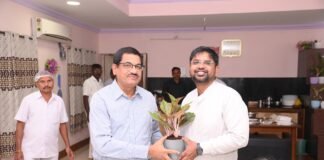 రాష్ట్ర సమాచార కమిషనర్ ను మర్యాదపూర్వకంగా కలిసిన జిల్లా కలెక్టర్ కుమార్ దీపక్