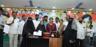 పాలకుర్తిలో మైనారిటీ మహిళలకు కుట్టు మిషన్లు పంపిణీ చేసిన ఎమ్మెల్యే యశస్విని రెడ్డి