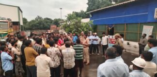 వాహనదారులు రోడ్డు భద్రతా నియమాలు పాటించాలి