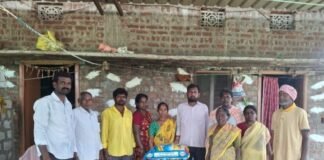 వంగపల్లి గ్రామంలో పలు కుటుంబాలను పరామర్శించిన సర్పంచ్ నకిర్త రాజు