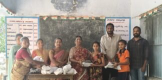 చిలాపూర్ ప్రభుత్వ పాఠశాల విద్యార్థులకు ఉచిత షూల పంపిణీ చేసిన సర్పంచ్ శానగొండ స్వరూప-భాస్కరాచారి