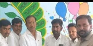 దోస్పల్లి గ్రామంలో గల పాఠశాలలో విద్యార్థులకు దుస్తులు పంపిణీ చేసిన గ్రామ సర్పంచ్ మారుతి