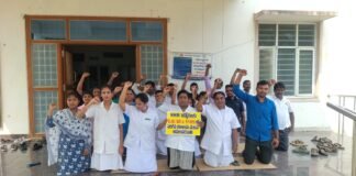ఏటూరునాగారంలో మోకాళ్లపై నిలబడి ఎన్ఎచ్ఏం ఉద్యోగుల వినూత్న నిరసన.