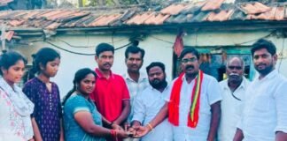 బాధిత ఉపసర్పంచ్ కుటుంబానికి రూ.10 వేల ఆర్థికసాయం