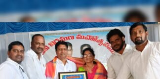 గుళ్ళకోట మాజీ ఉపాధ్యాయుడు బాలే రమేశ్ పదవీ విరమణ, పూర్వ విద్యార్థులు సన్మానం